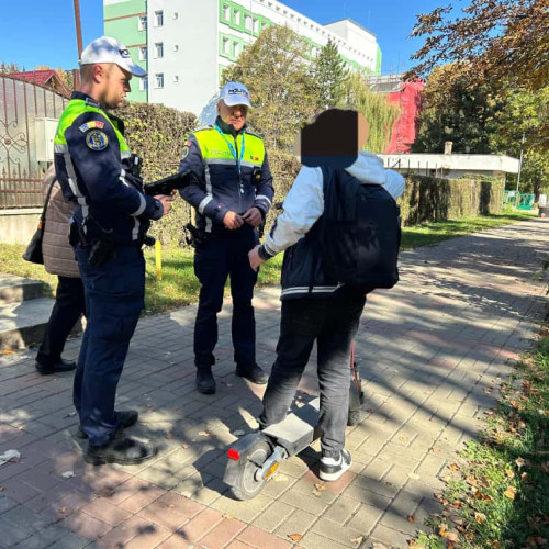 Un copil de 13 ani oprit cu trotineta electrică pe trotuar la Botoșani