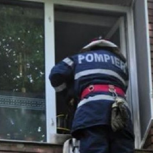 Pompierii au salvat o bătrână găsită căzută într-un apartament din Roman