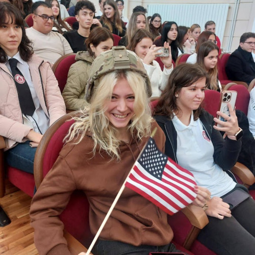 Elevi de la Colegiul „Costache Negri” au discutat cu militari americani despre cooperare și valori comune