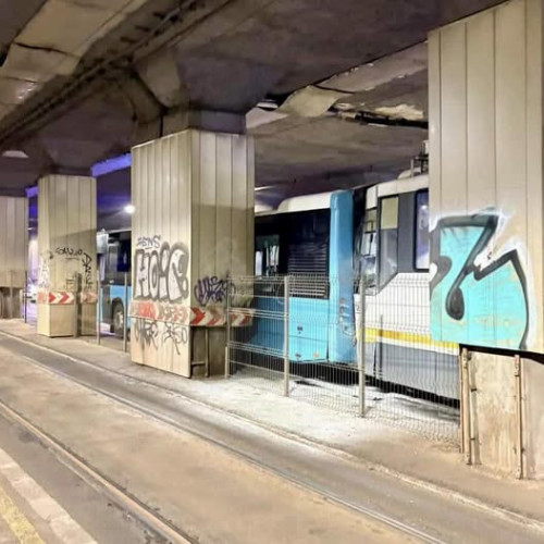 Cinci persoane rănite în urma unui accident între tramvai și autobuz în Piața Victoriei