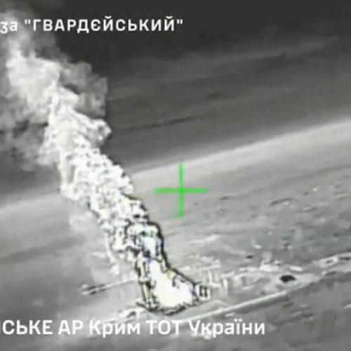 Atac cu drone în Crimeea: distrus un depozit de petrol lângă baza Gvardeiskoie