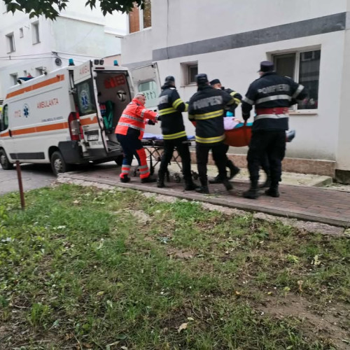 Femeie în stare gravă salvată de pompieri după ce a căzut din pat la Dorohoi