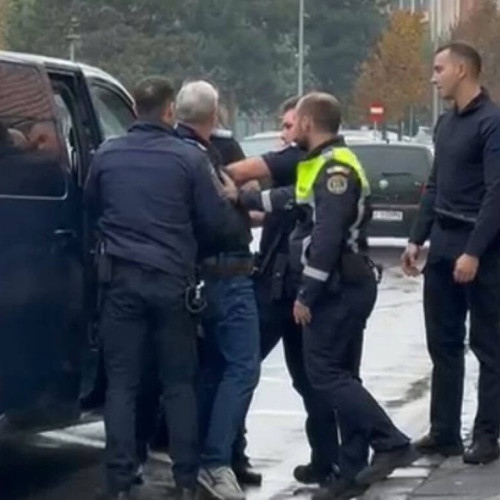 Bărbat încătușat de jandarmi în centrul Alba Iulia după o altercație într-un autobuz