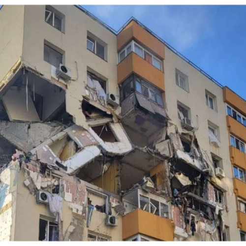 Explozie la blocul din Rahova a distrus trei etaje și a rănit mai mulți elevi