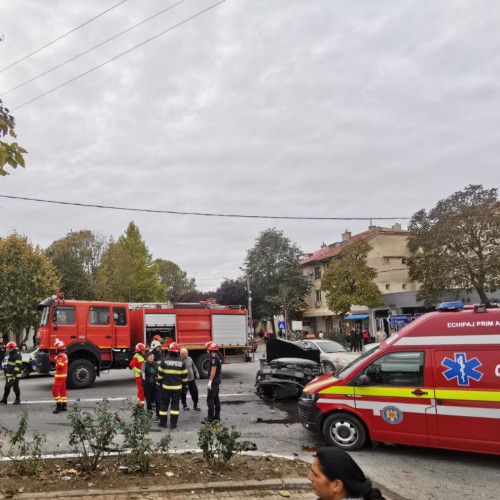 Motociclist rănit într-un accident după ce șoferul unui autoturism a ignorat indicatorul STOP