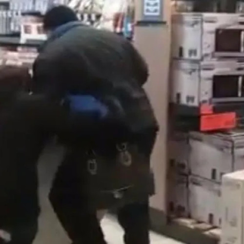 Bărbat reținut după ce a agresat un angajat într-un magazin din Cluj-Napoca