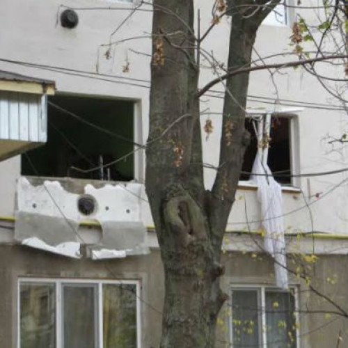 Explozie puternică într-un bloc din Bistrița provoacă evacuarea a 17 persoane