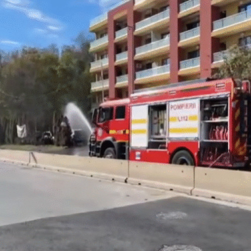 40 de persoane evacuate dintr-un hotel din Voluntari după incendiu la două autoturisme