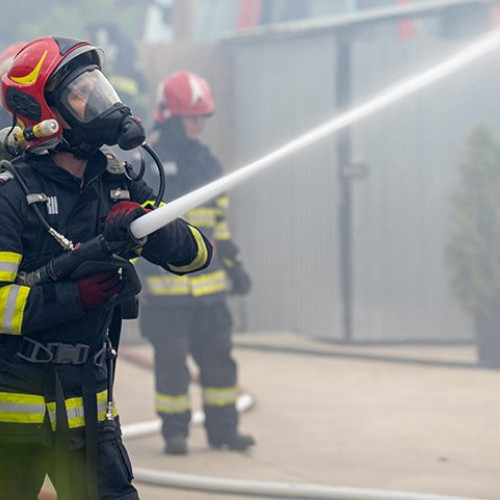 Incendiu la două anexe și acoperișuri, o persoană evacuata și transportată la spital