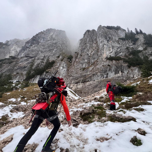 Tânăra căzută în râpă în Munții Piatra Craului a murit