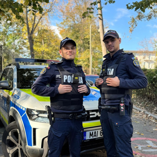 Polițiștii salvează un bărbat imobilizat dintr-o casă în flăcări la Eforie Nord