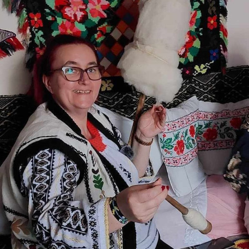 Ana Afloarei organizează o expoziție de costume tradiționale românești la Londra