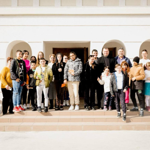 Elevii participă la activitatea centrului social din parohia "Sf. Nifon" din Târgoviște pentru a sărbători Dragobetele