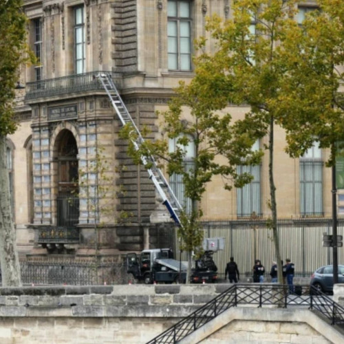 Hoți sparg Muzeul Luvru și fură bijuterii neprețuite din colecția regală