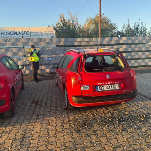 Geamurile a două mașini ale firmei senatorului Cătălin Silegeanu, distruse de ATV-uri