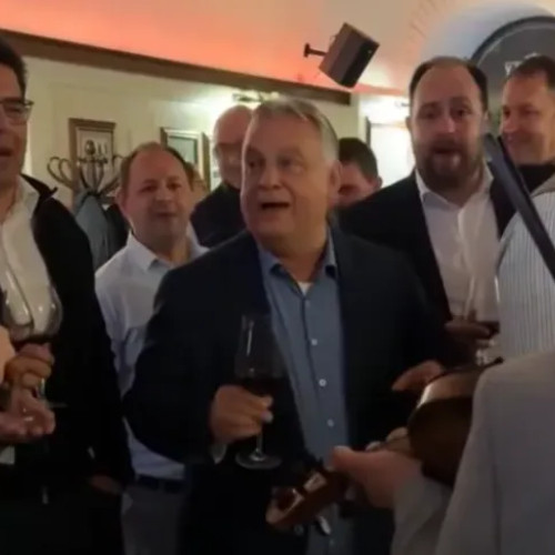 Viktor Orban ironizează momentul în care a cântat în cafeneaua din Cluj-Napoca