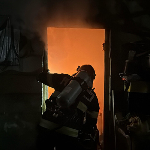 Incendiu într-un apartament din Dobrogea, 16 persoane evacuate