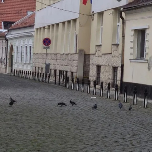 Trotuarele din apropierea Școlii Bob, ocupate ilegal de șoferi în fiecare dimineață