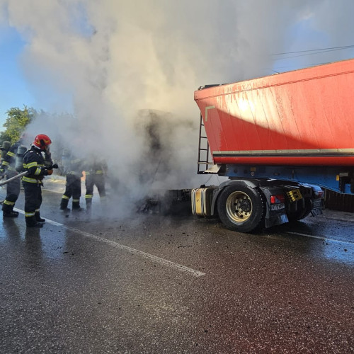 Autocamion cuprins de flăcări în Ștefan cel Mare; șoferul a scăpat nevătămat