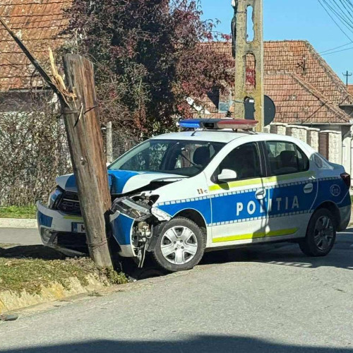 Autospecială de poliție avariată într-un accident la Cricău în timpul urmăririi