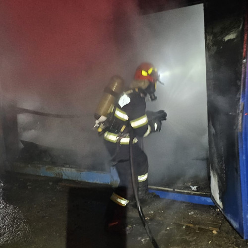 Incendiu la două containere în comuna Săvinești, intervenție promptă a pompierilor