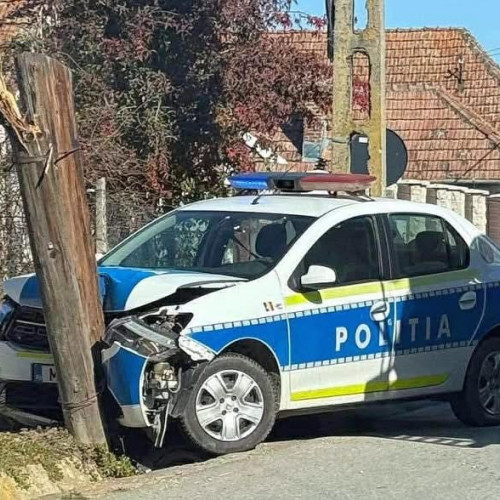 Autospecială de poliție avariată în urma unui accident la Cricău, Alba