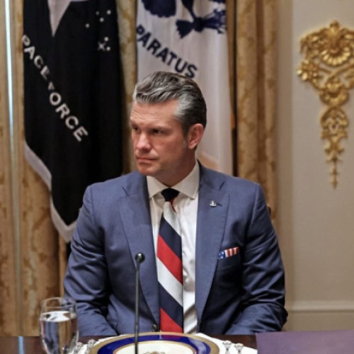 Controverse legate de cravata în culorile drapelului rus purtată de șeful Pentagonului