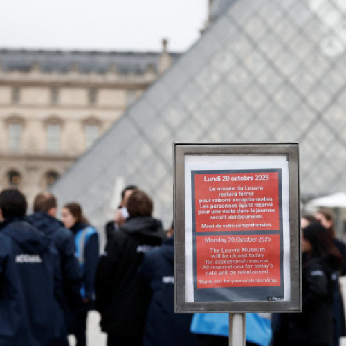 Hoți mascați au furat bijuterii valoroase din Muzeul Luvru în doar șapte minute