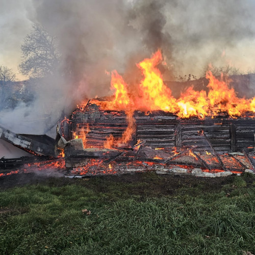 Incendiu pornit de la scurtcircuit a distrus acoperișul și anexele unei gospodării din Negrești