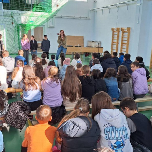 Elevii din Boboci au aflat poveștile tinerilor vindecați de dependența de droguri