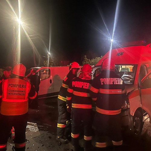Accident în Vetiș: autospecială SMURD și autoturism implicate, două persoane rănite