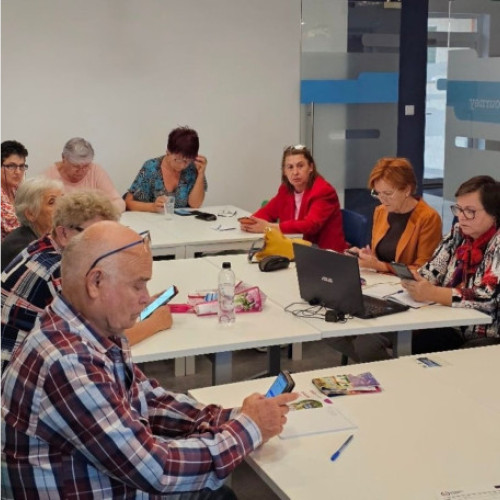 Fundația Șinca reia programul gratuit de alfabetizare digitală pentru seniorii din Bihor