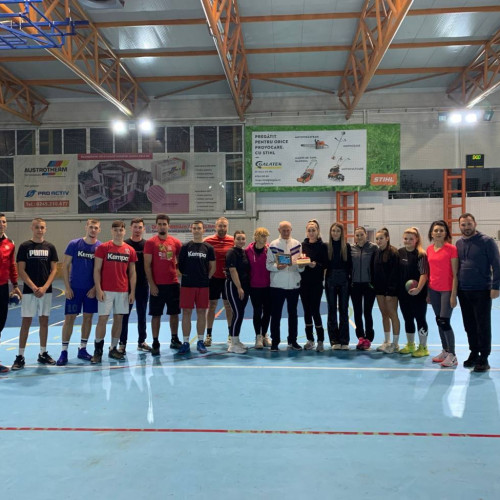 Profesorul și antrenorul de handbal din Aninoasa, Ovidiu Rizescu, sărbătorit de elevii săi la 82 de ani