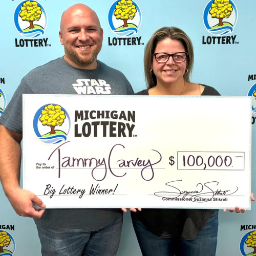 O femeie din Michigan a câștigat 100.000 de dolari la Powerball cu numere generate de ChatGPT