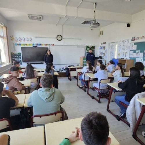 Jandarmii dâmbovițeni au susținut sesiuni educative anti-violență pentru elevi la Pucioasa