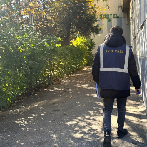 Polițiștii de imigrări din Botoșani verifică un hostel pentru respectarea legislației străinilor