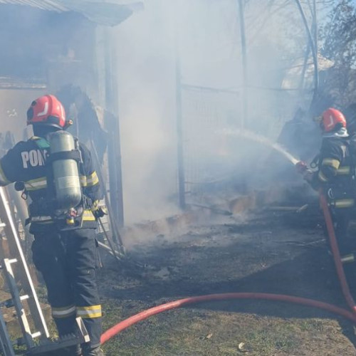 Incendiu la o casă din satul Balcani, intervenția pompierilor militari