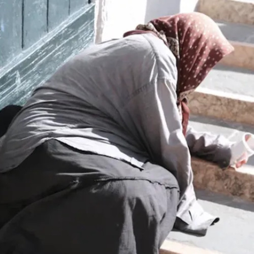 Patru femei cerșesc zilnic în curtea Spitalului Județean din Cluj-Napoca