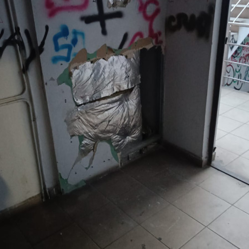 Două minore distrug un perete în pasajul pietonal din Piatra Neamț