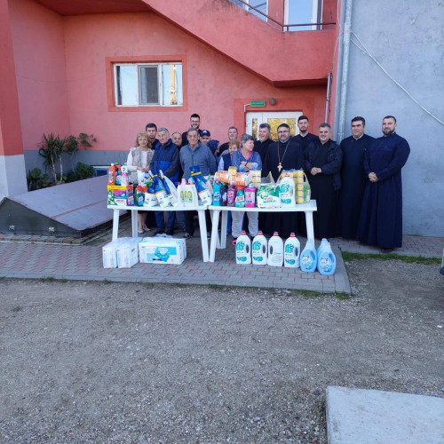 Preoți și tineri din Dâmbovița oferă ajutor Centrului Social de la Niculești