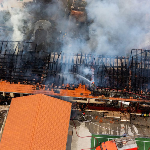 Incendiu puternic la școala din Lovrin fără victime, dar cu pagube mari