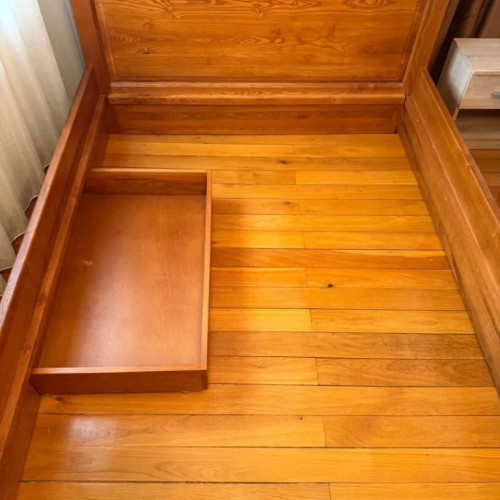 Finanțele București scot la vânzare un pat din lemn confiscat la preț redus