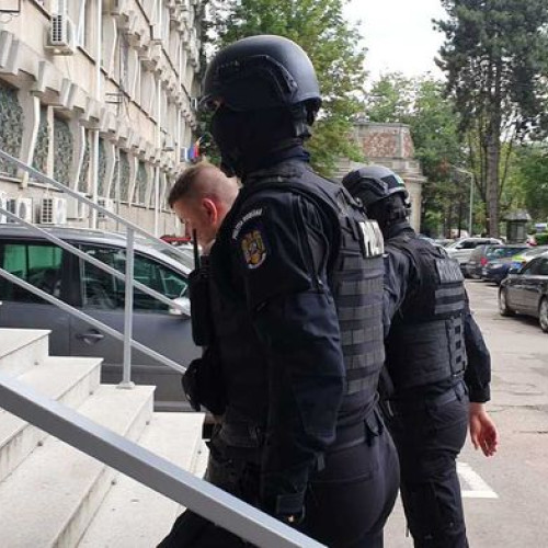 Tânăr din Botoșani reținut după ce a furat 3.500 de lei din geanta unei femei