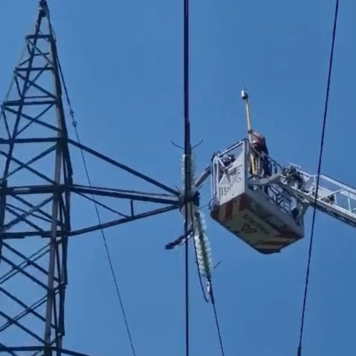 Cablul electric căzut blochează circulația pe DN 7 în zona Robești, Vâlcea