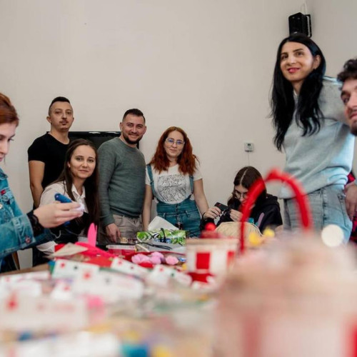 Tinerii din TNL Târgoviște creează Mărțișoare pentru Educație