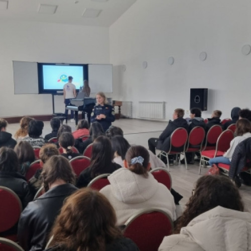 Poliția din Neamț a organizat o acțiune preventivă la Liceul de Arte „Victor Brauner”