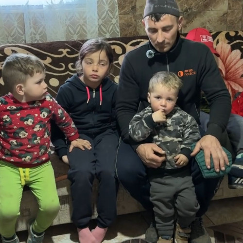 Tatăl din Caraiman, Botoșani, crește singur patru copii după plecarea soției