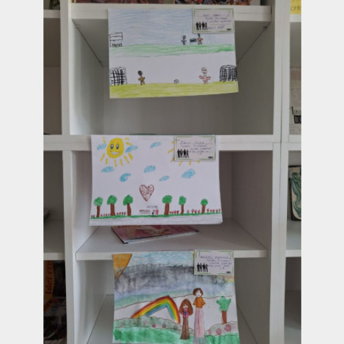 Elevii din Oradea au creat 170 de desene dedicate bunicilor