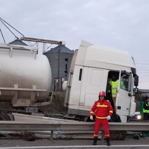 Cisternă fără încărcătură a lovit un parapet pe podul Anghel Saligny