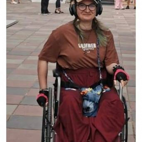 Elevă din Iași va primi un elevator mobil datorită donațiilor dintr-un eveniment caritabil